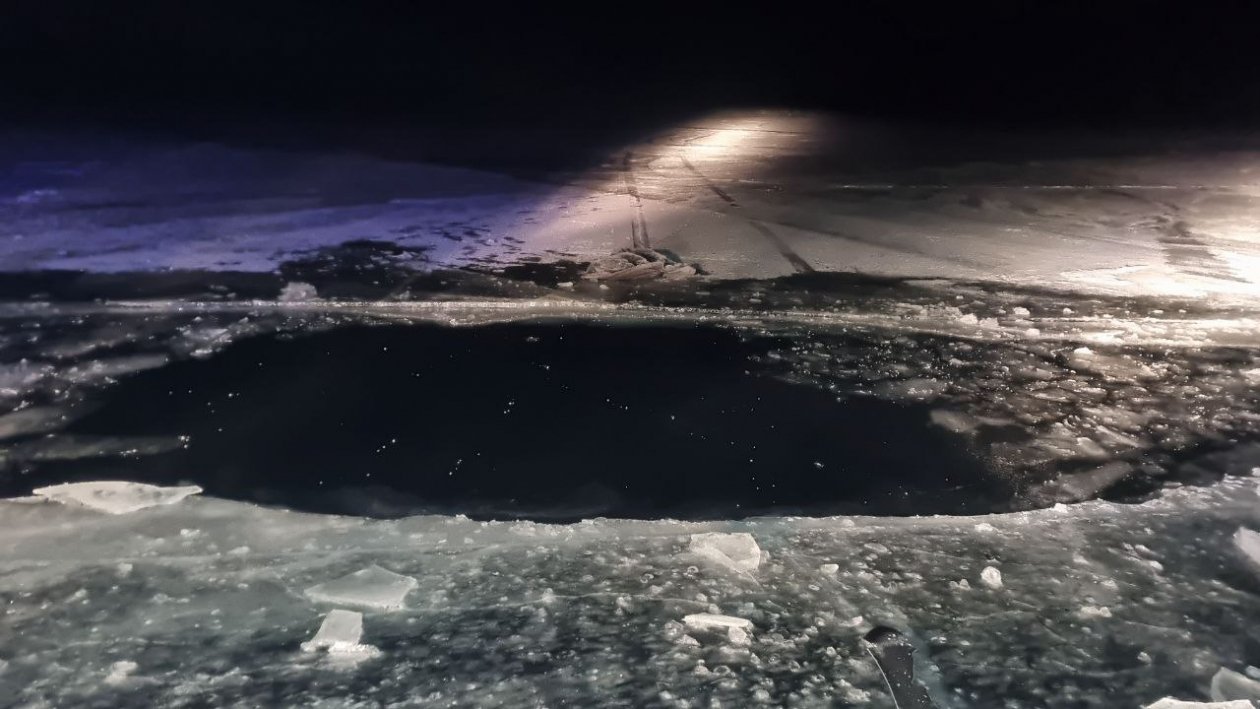 Мужчина и женщина утонули в Байкале после провала автомобиля под лед МВД по Иркутской области