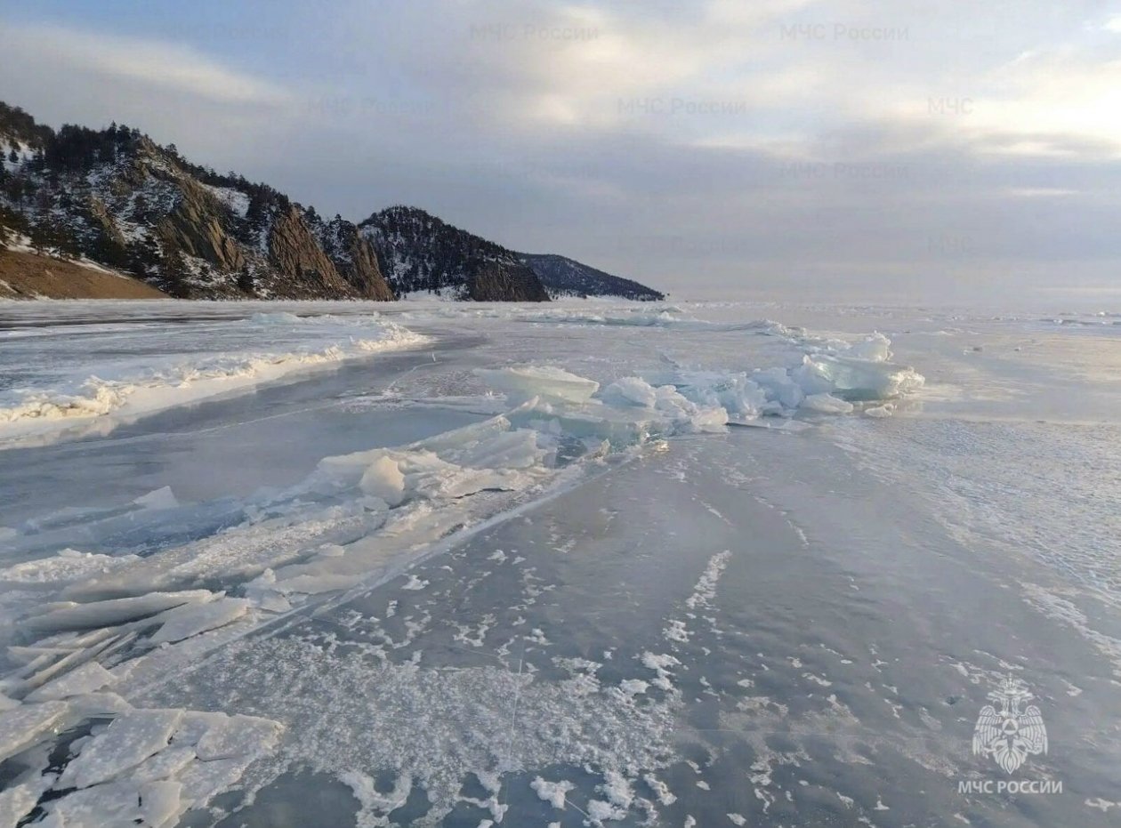 Множество трещин образовалось на Байкале: ледовая обстановка ухудшилась на озере ГУ МЧС России по региону