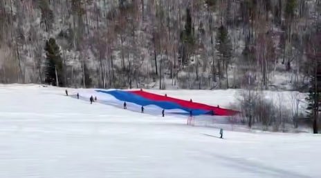 Флаг России размером с футбольное поле развернули в Листвянке Тг-канал (18+) компании &quotИстлэнд&quot