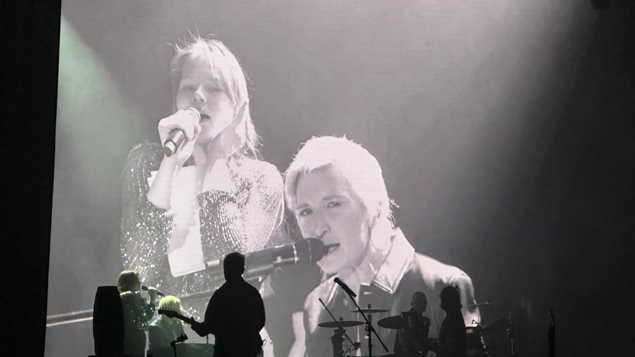 Диана Арбенина спела песню &quotСекунда&quot вместе с юной фанаткой в Иркутске Юлия Ушакова, ИА IrkutskMedia