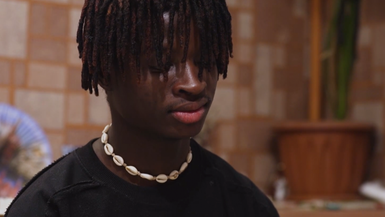 Несовершеннолетняя иркутянка родила ребенка от африканца и снялась в шоу Скриншот видео (18+)