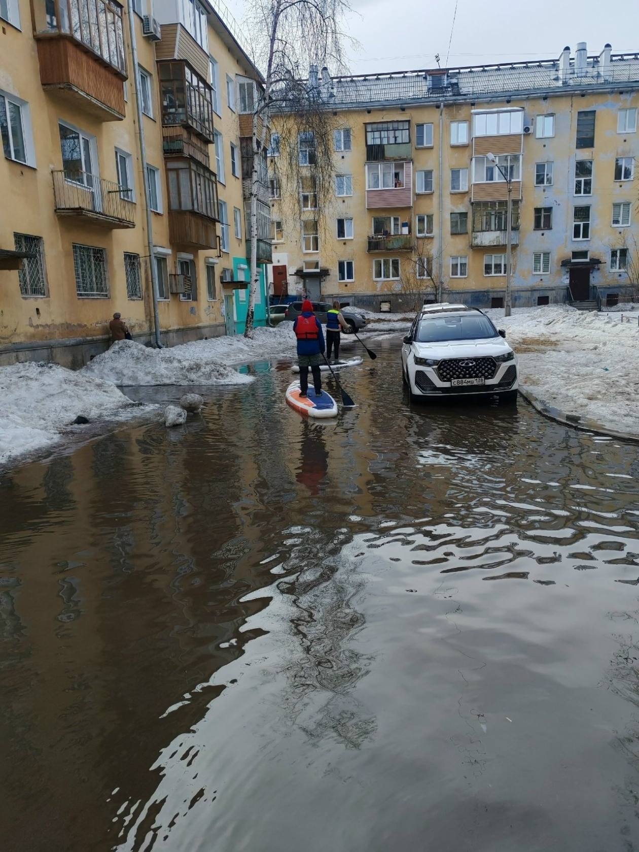 Жители Братска штурмуют огромные лужи на сапбордах Катя Зюзина во &quotВКонтакте&quot (12+)