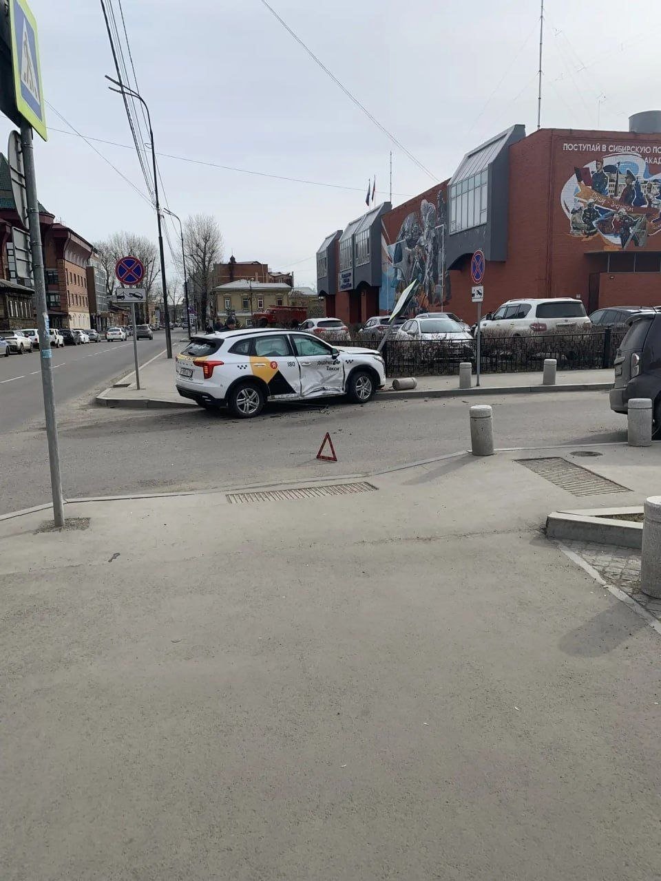 Автомобиль службы такси попал в ДТП возле главного управления МЧС в Иркутске ИА IrkutskMedia