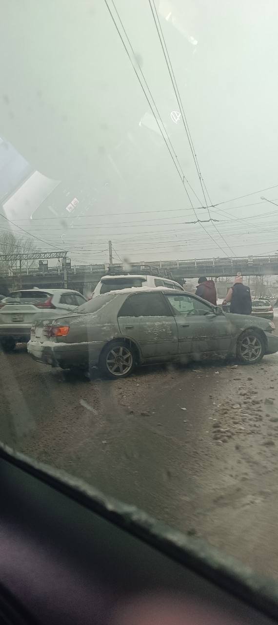 Две легковушки столкнулись около станции Академическая в Иркутске Читатель ИА IrkutskMedia