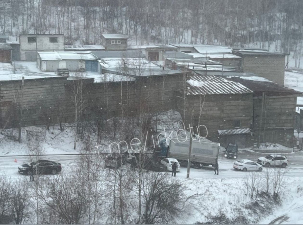 Массовое ДТП с грузовиком перекрыло дорогу в Университетском Иркутска тг-канал (18+) &quotДТП 38RUS&quot