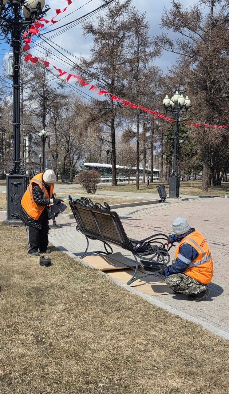 Рабочие красят лавочку в сквере Кирова в Иркутске Пресс-служба администрации Иркутска