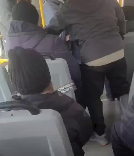 В Ангарске мужчина ударил по лицу подростка в автобусе Скриншот видео из соцсетей