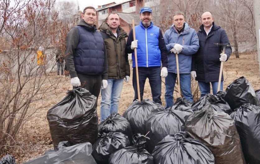 Субботник на территории госпиталя Ветеранов войн провели депутаты ЗС  Мария Иванова