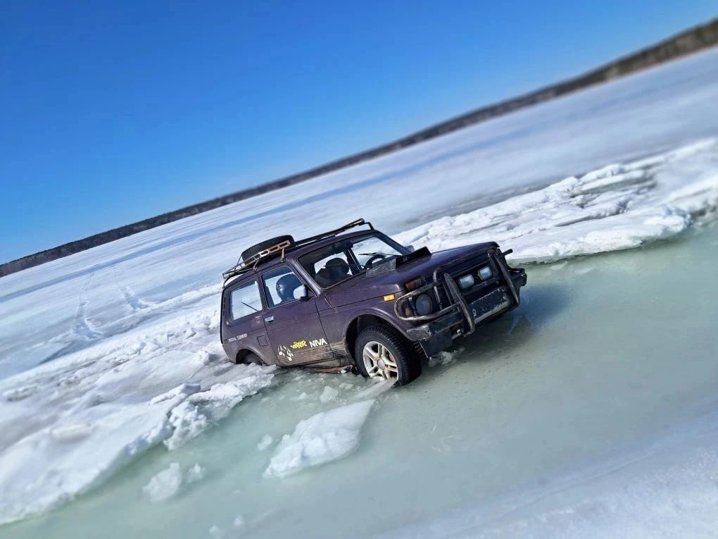 В Братске машина провалилась в лёд — водителя нашли не сразу Пресс-служба ГУ МВД России по Иркутской области