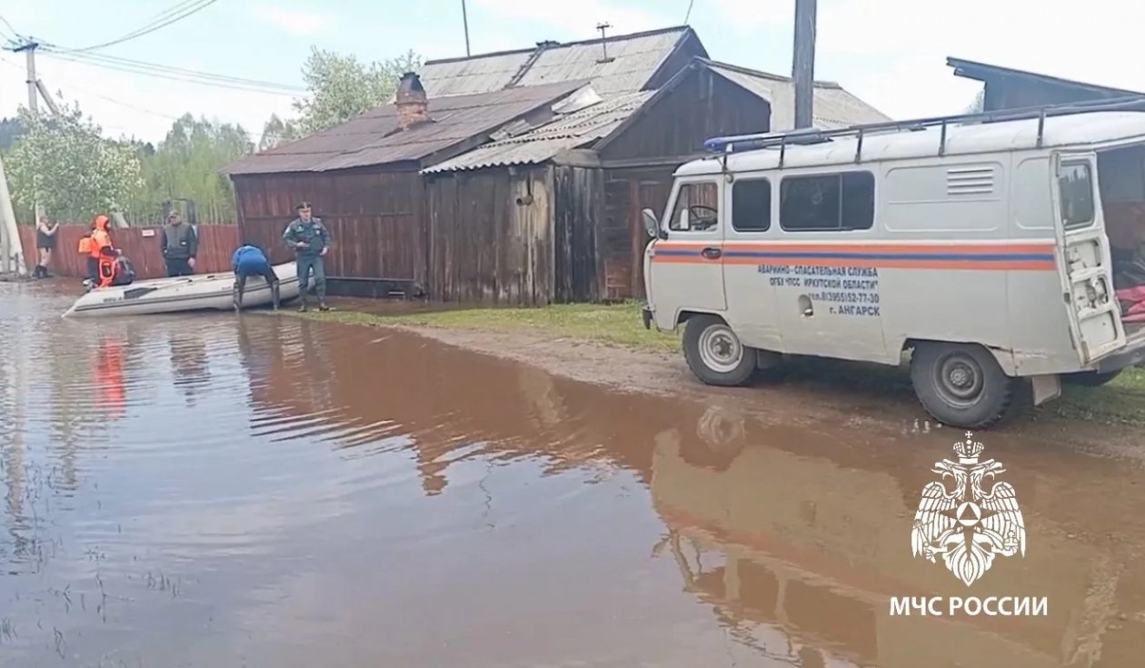 Жителям подтопленных домов в Усольском районе оказывается адресная помощь Пресс-служба ГУ МЧС России по Иркутской области