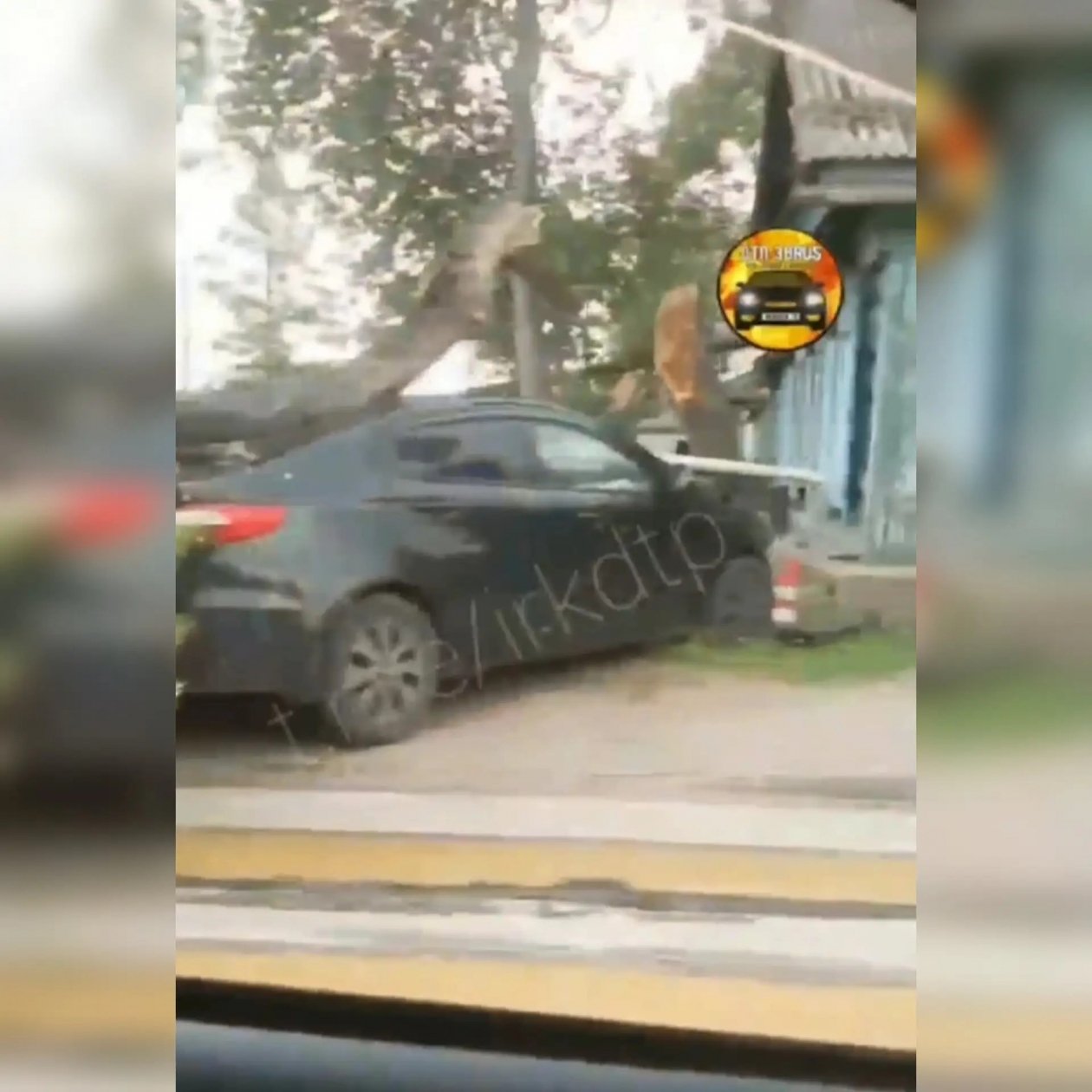Авто оказалось &quotпримято&quot деревом и дорожным знаком Фото взято из группы &quotДТП38&quot в Телеграм (18+)