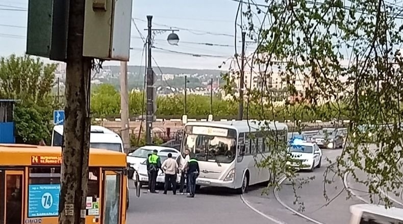 Автобус №80 попал в ДТП на Глазковском мосту в Иркутске ДТП 38RUS в тг (18+)