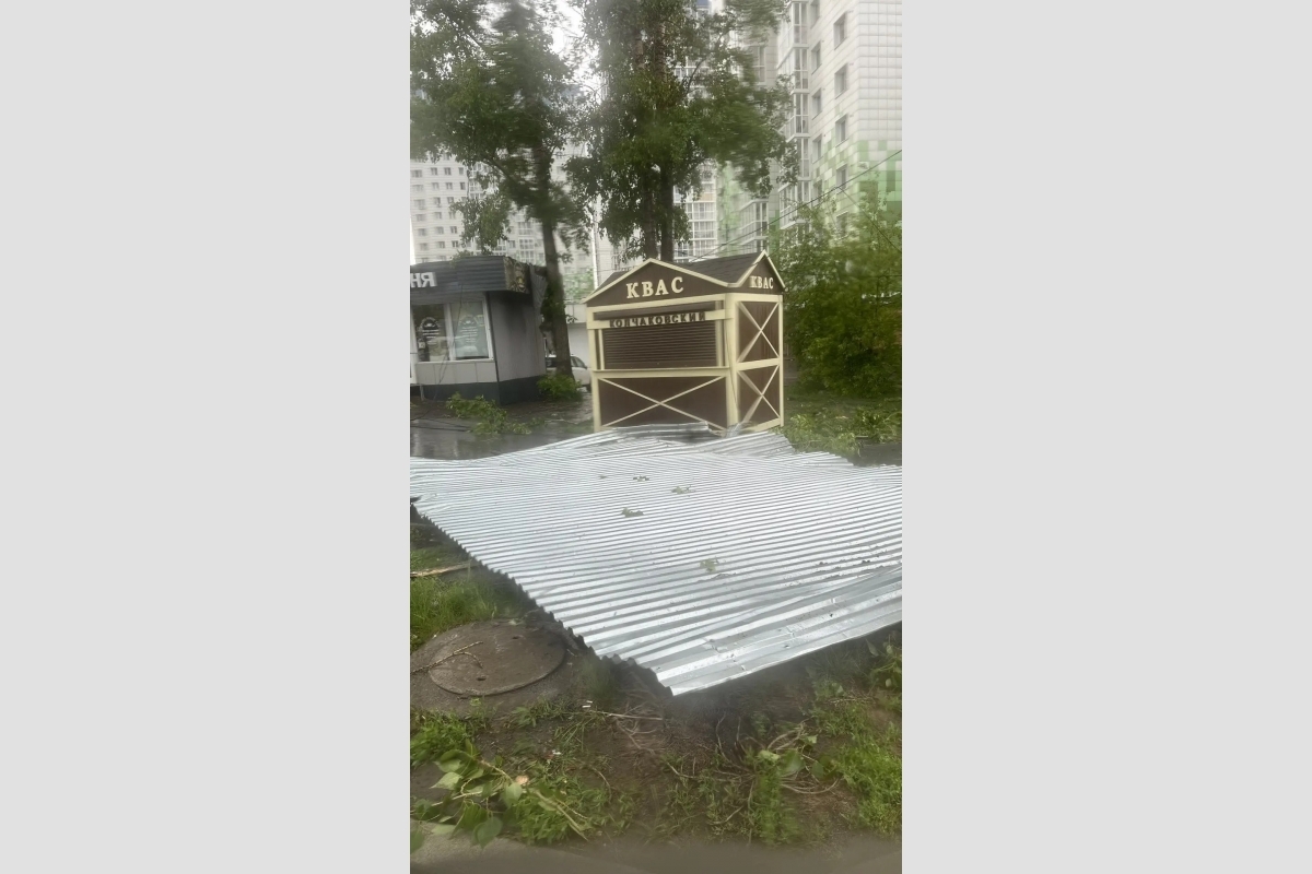 Ураган с громом и молниями обрушился на Иркутск ИА IrkutskMedia