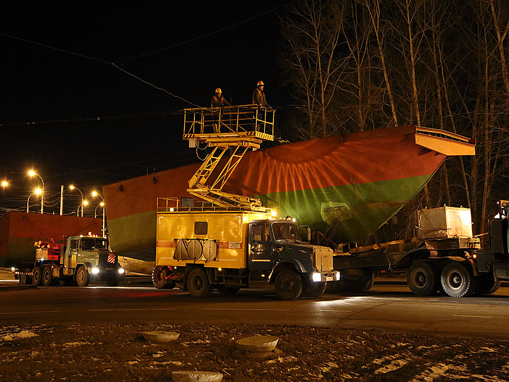 Перевозка частей парома, Фото с места события собственное