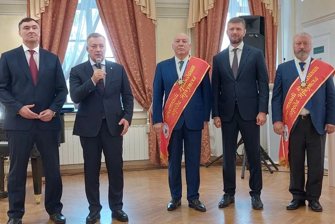 Игорь Кобзев поздравил Дмитрия Мезенцева и Михаила Корнева со званием почетного гражданина правительство Иркутской области