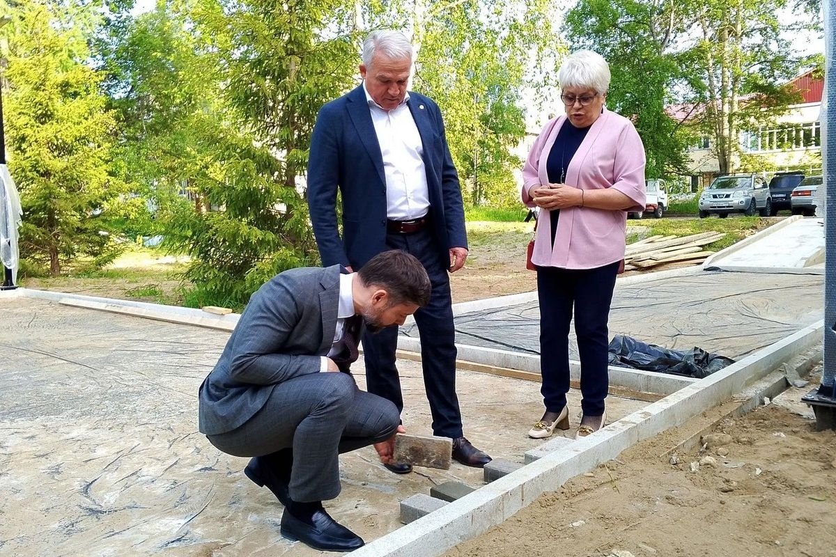 Депутат ГД Якубовский проверил ход работ в сквере имени героя Великой Отечественной войны Депутат ГД РФ Александр Якубовский