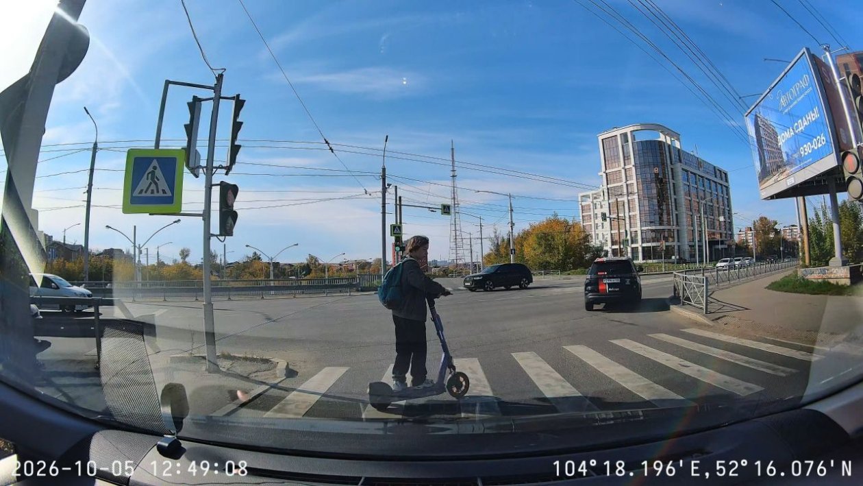 Ребенок переезжает через дорогу на самокате на "красный"