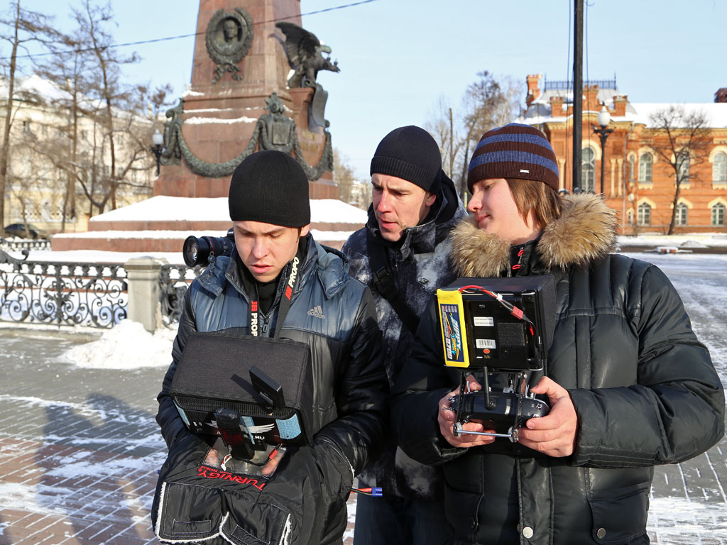 В букву "и" выстроились участники флешмоба, Фото с места события из других источников