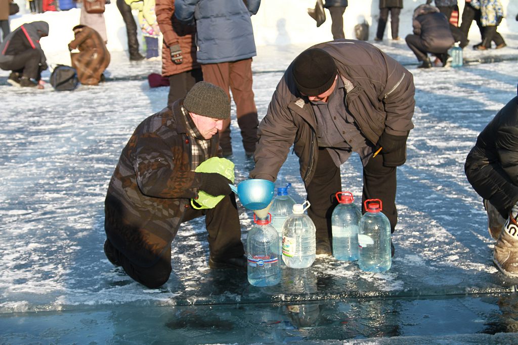 За правопорядком в Крещение следят около 800 спасателей и полицейских, Фото с места события собственное