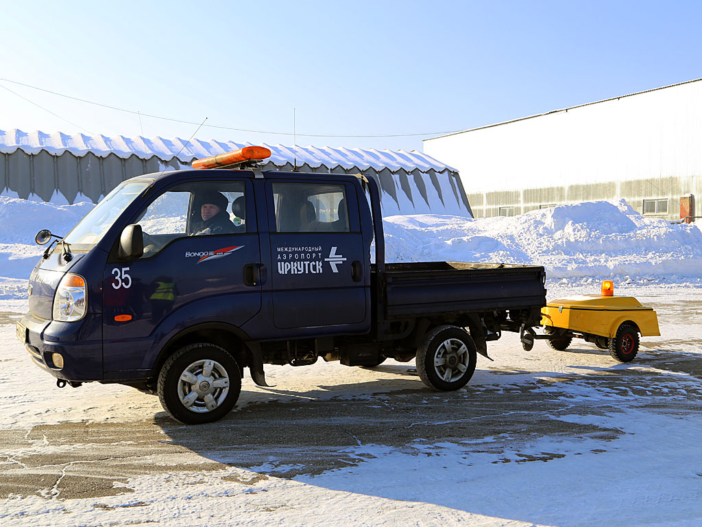 Новая техника для уборки снега за 60 млн рублей появилась в аэропорту Иркутска, Фото с места события собственное