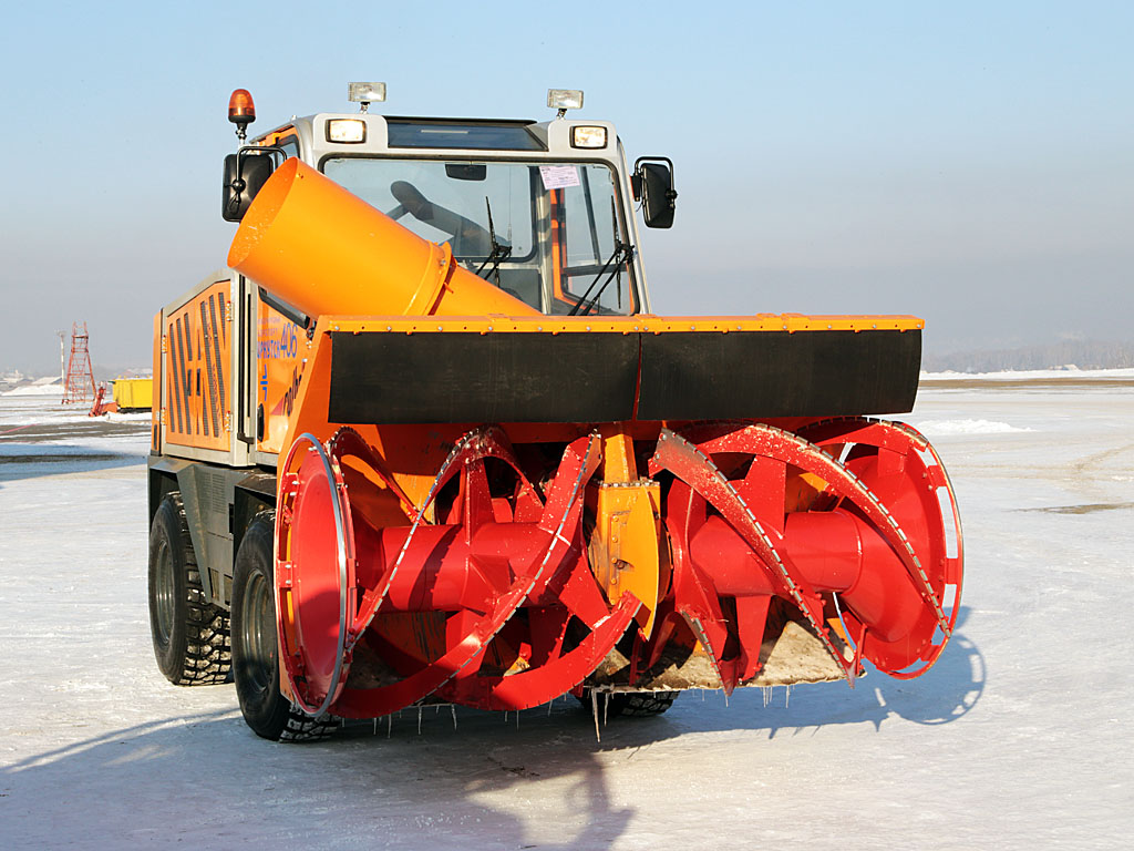 Новая техника для уборки снега за 60 млн рублей появилась в аэропорту Иркутска, Фото с места события собственное
