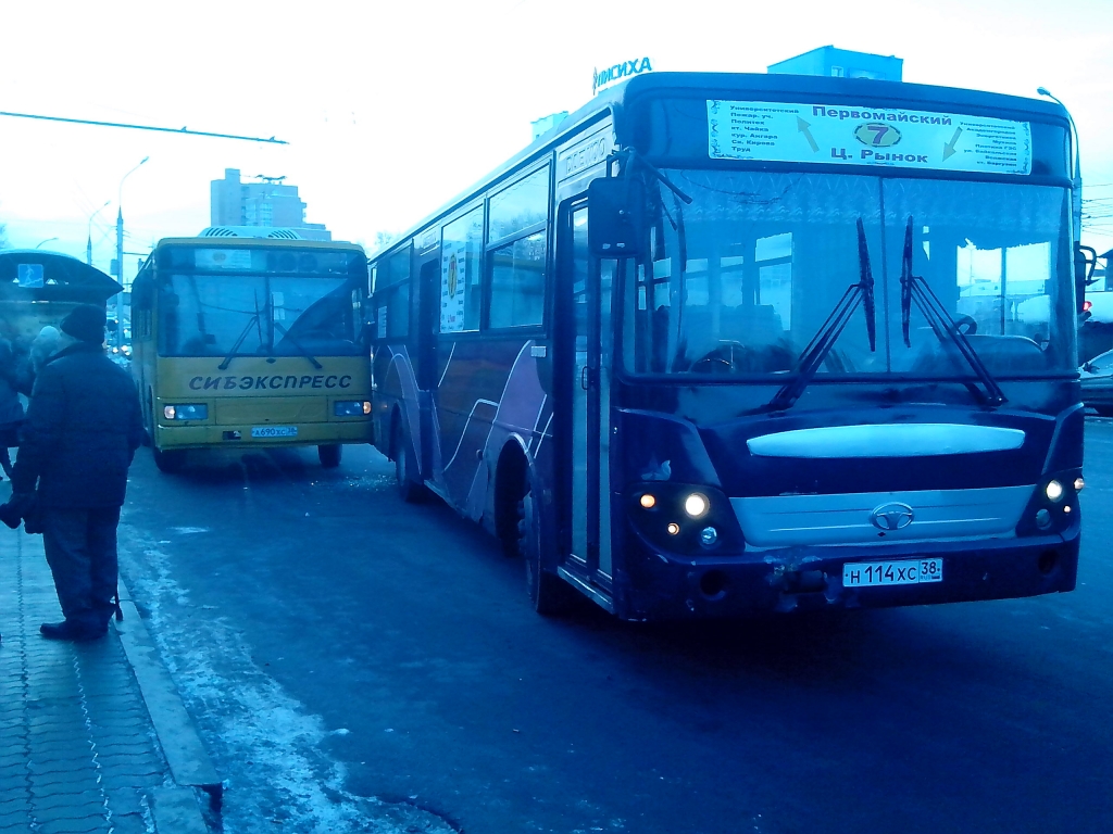 Остановку "Лисиха" не поделили автобусы №80 и №7 в Иркутске, Фото с места события собственное