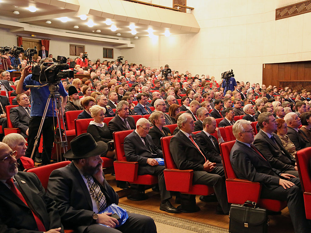 Федеральная, региональная и муниципальная политическая элита Приангарья собралась на послание губернатора, Фото с места события собственное