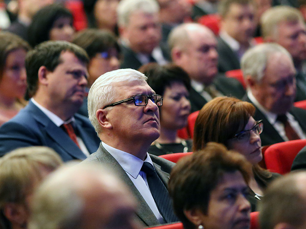 Региональные политики в послании губернатора Иркутской области выделили для своей работы основные моменты - замораживание тарифов жилищно-коммунальные услуги, Фото с места события собственное