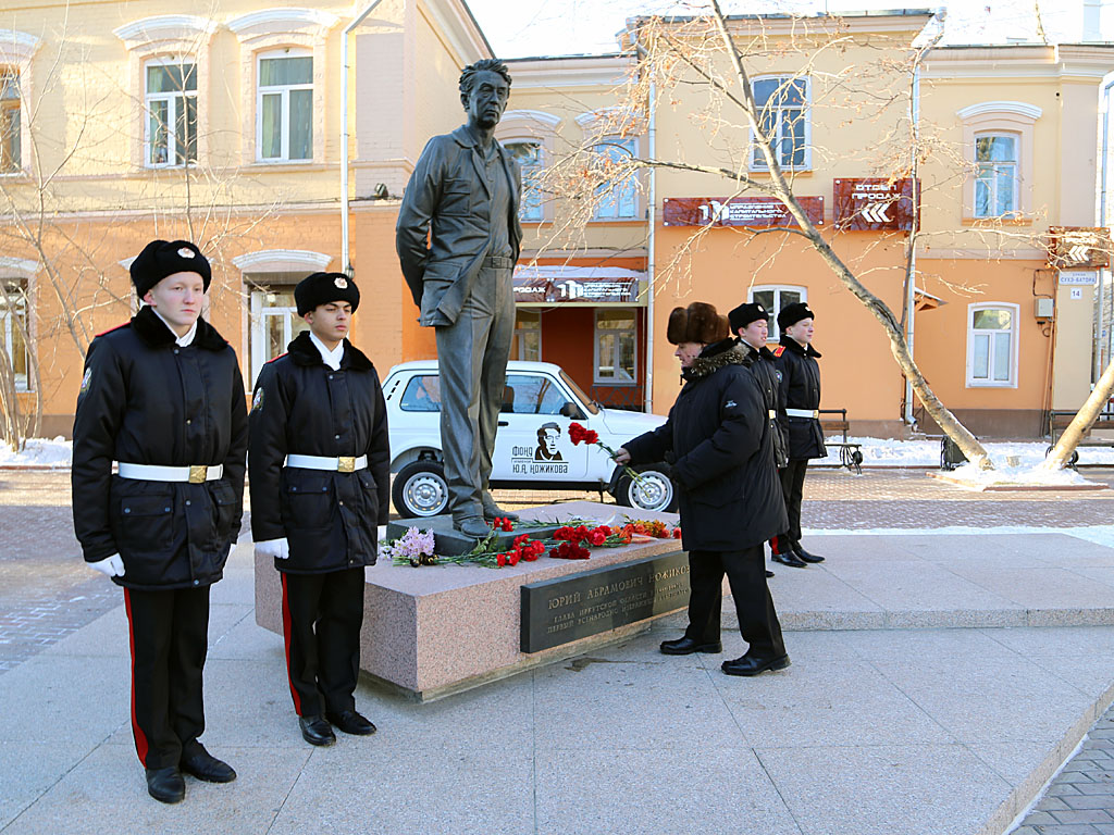 Митинг прошел у памятника Юрию Ножикову , Фото с места события собственное