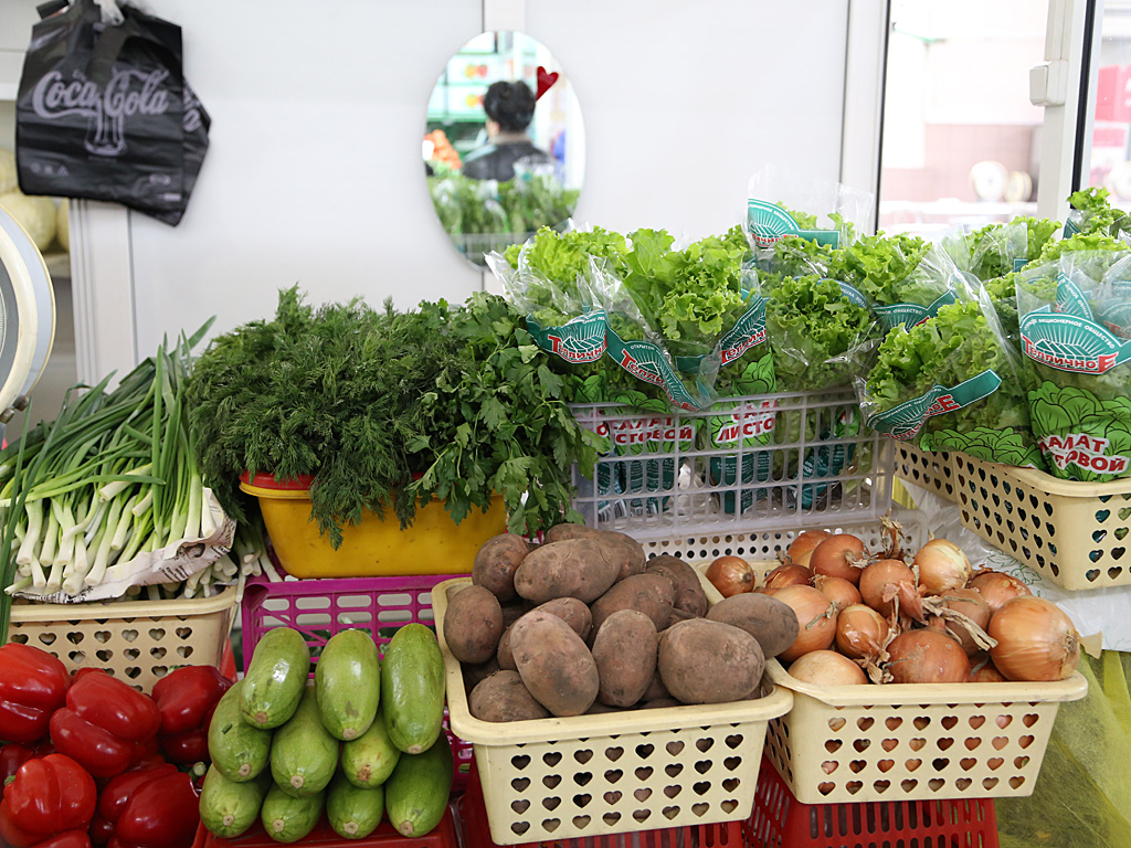 Овощи из теплиц в Приангарье продают на Центральном рынке в Иркутске, Фото с места события собственное