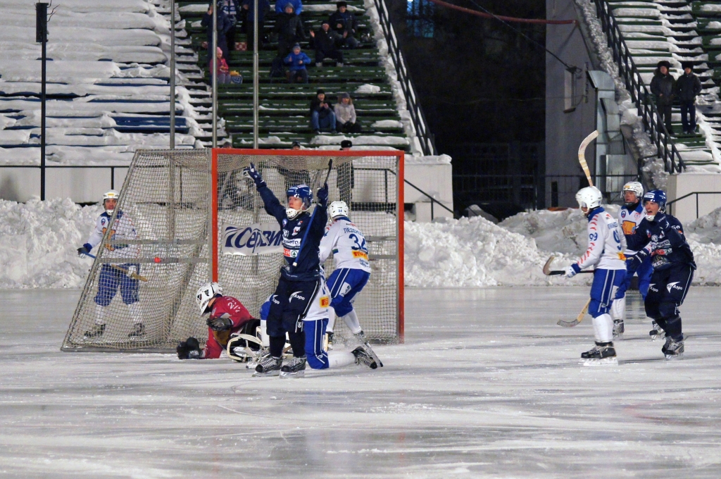 Бело-синие забили гол, Фото с места события собственное