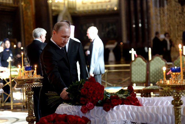 Отпевание писателя из Иркутской области Валентина Распутина проведет патриарх Кирилл, Фото с места события из других источников