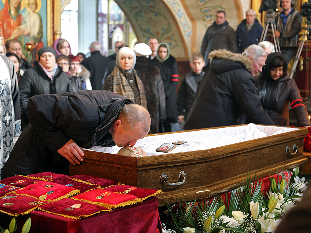 На прощание с Валентином Распутиным в Иркутске пришли несколько тысяч человек, Фото с места события собственное