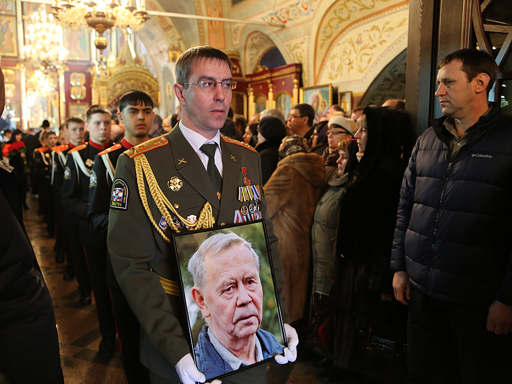 Мирового классика литературы похоронили у стен Знаменского собора, Фото с места события собственное