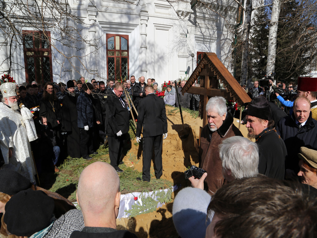 Валентина Распутина похоронили у стен Знаменского собора, Фото с места события собственное