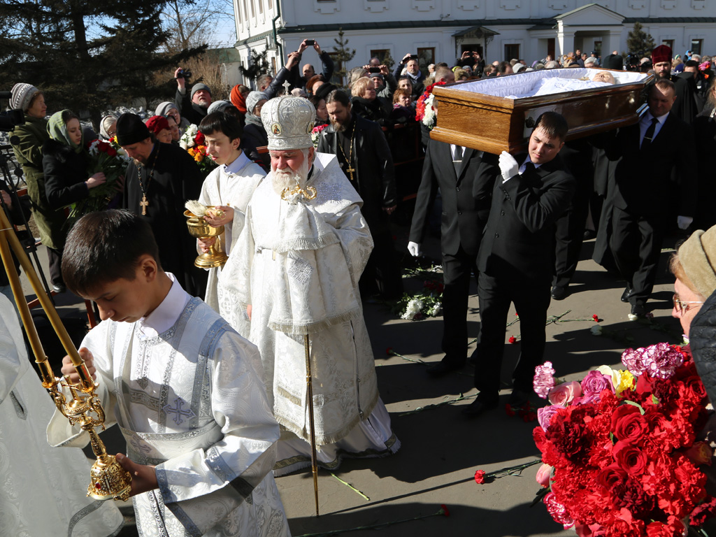 Валентина Распутина похоронили у стен Знаменского собора, Фото с места события собственное
