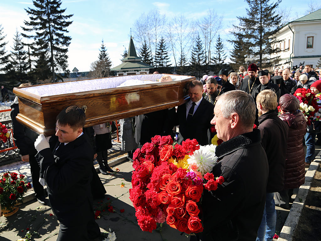 Валентина Распутина похоронили у стен Знаменского собора, Фото с места события собственное