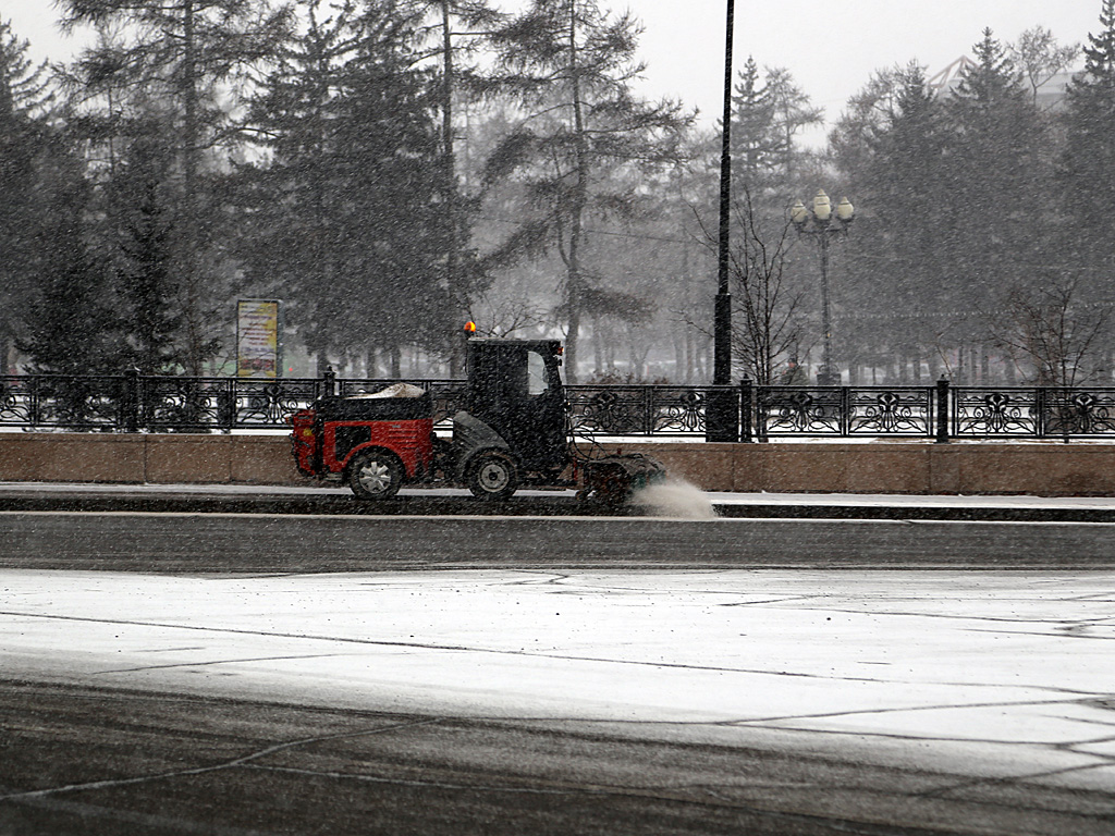 Спецтехника уже вышла на очистку улиц	, Фото с места события собственное