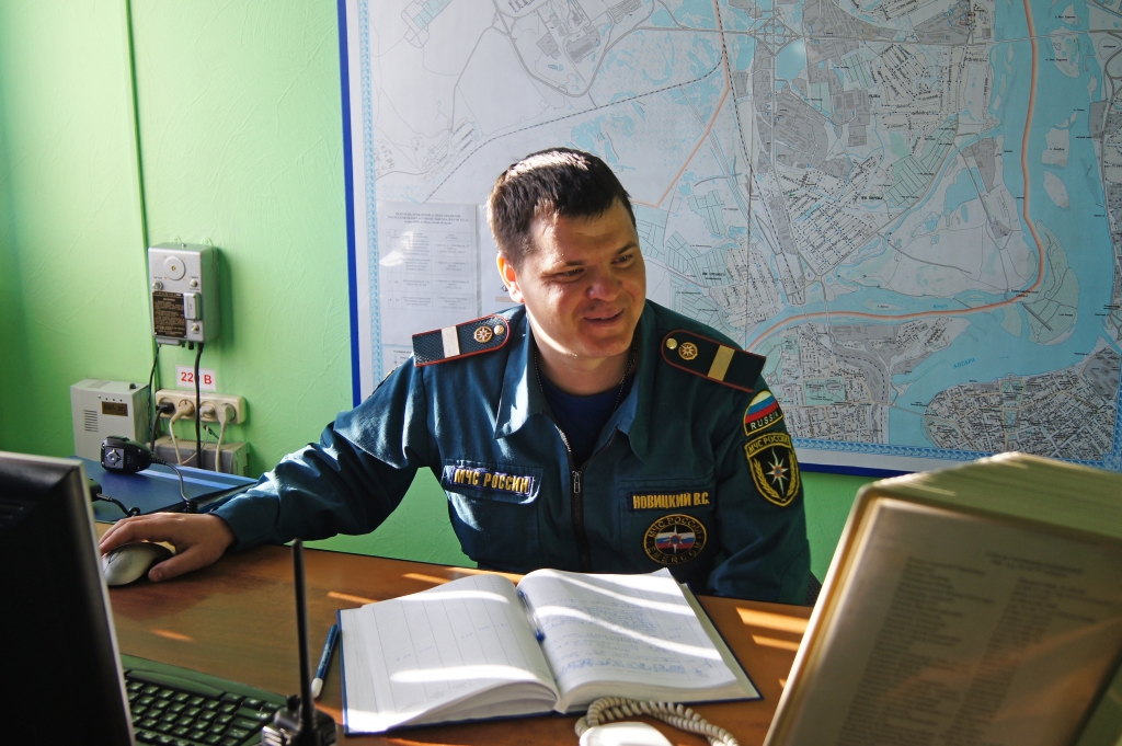 Владимир Новицкий в пункте связи части, Фото с места события собственное