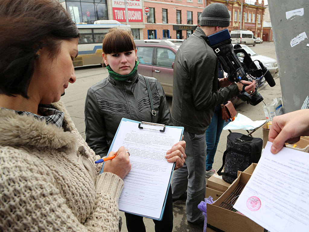 Продавцы собак и кошек на остановке транспорта "Центральный рынок" побросали свой товар, Фото с места события собственное