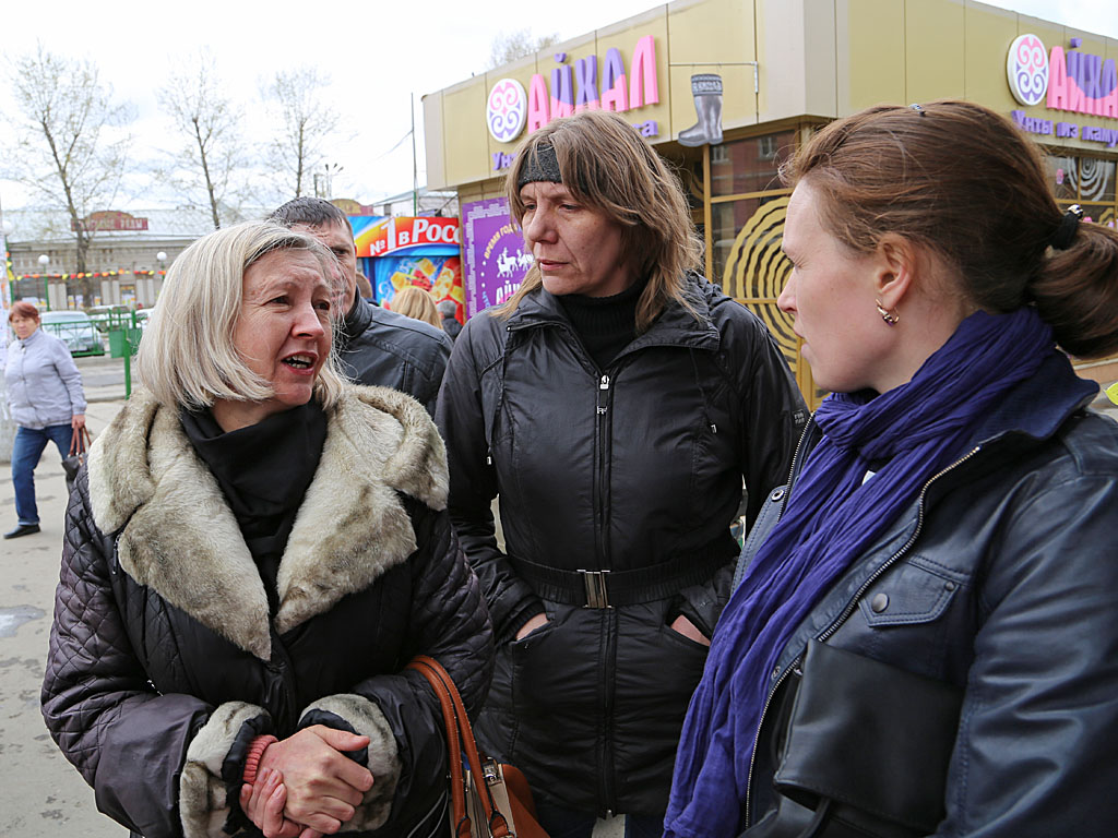 При осмотре "товара" специалисты обратили внимание, что щенки, котята, кролики находятся в антисанитарных условиях, Фото с места события собственное