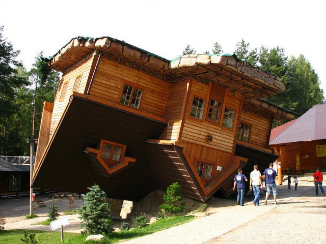 Перевернутый дом в Польше