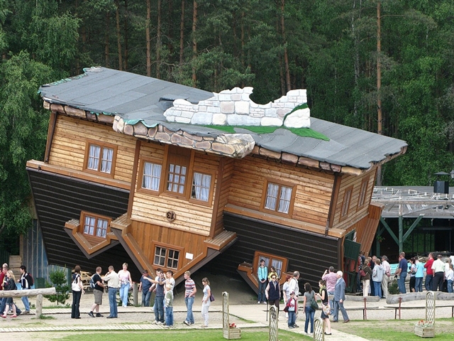 Перевернутый дом в Шерегеше (Кемеровская область)