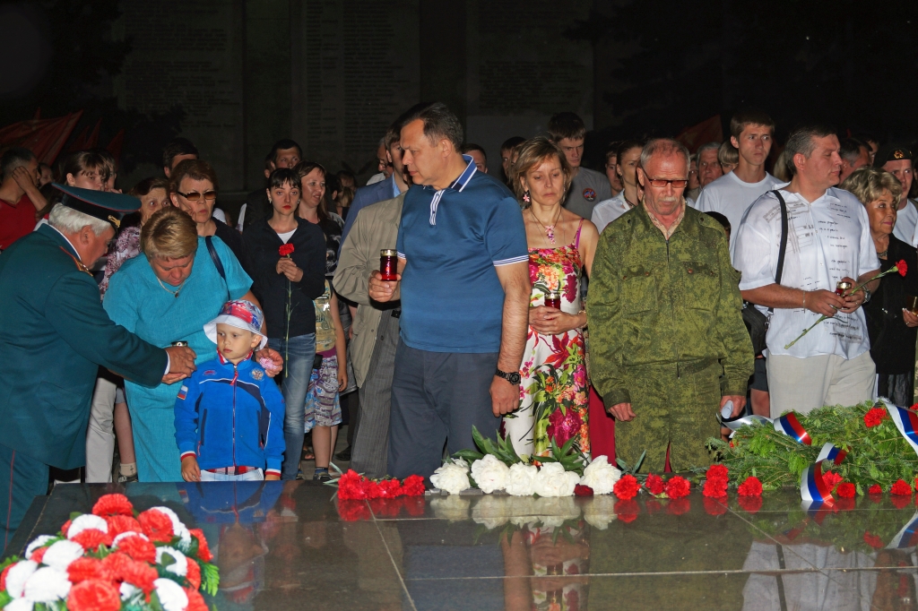 Возложение цветов в рамках акции "Свеча памяти"