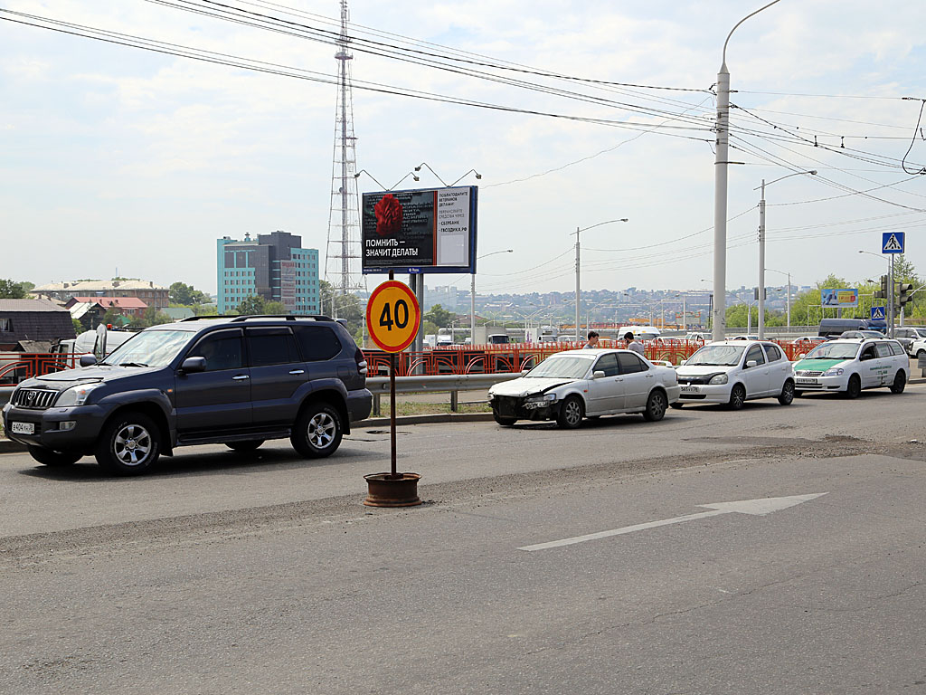 Автомобилисты возмущены провалами на дороге улицы Седова в Иркутске