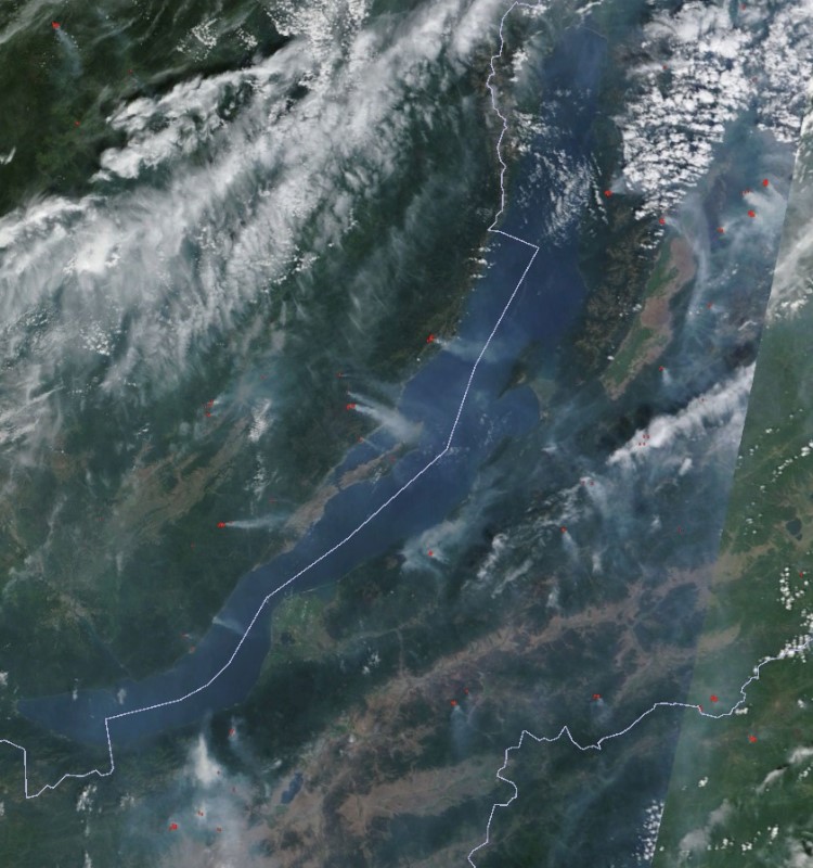 Мозаика снимков Terra MODIS от 22 июля 2015 года с наложенными термоточками системы FIRMS 