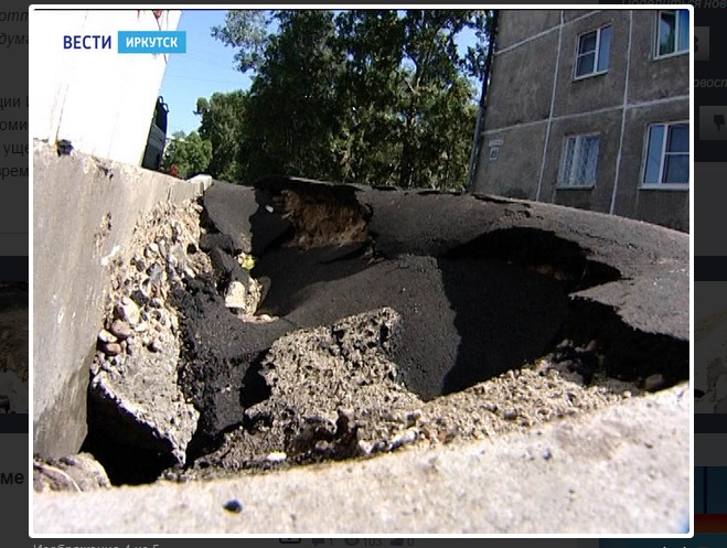 Новую лестницу в одном из дворов Иркутска смыло дождем
