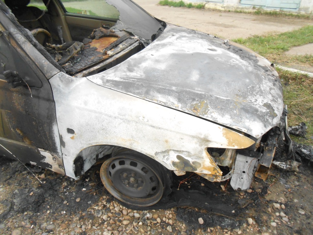 Два автомобиля с наклейками такси "Максим" сгорели в Ангарске в ночь на 28 августа 
