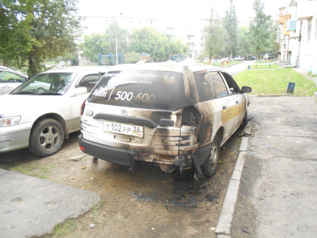 Два автомобиля с наклейками такси "Максим" сгорели в Ангарске в ночь на 28 августа 