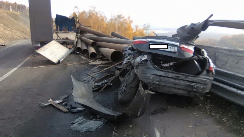 ДТП с двумя фурами произошло на "серпантине" под Култуком в Приангарье